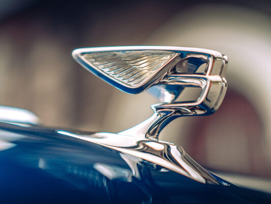 10 самых узнаваемых автомобильных маскотов — фигурок-талисманов на капотах машин — Крылатая литера «B» у Bentley. 1