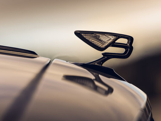 10 самых узнаваемых автомобильных маскотов — фигурок-талисманов на капотах машин — Крылатая литера «B» у Bentley. 3
