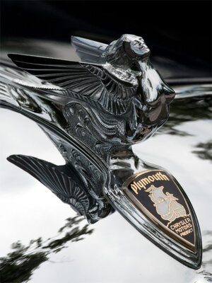 10 самых узнаваемых автомобильных маскотов — фигурок-талисманов на капотах машин — Plymouth у Chrysler. 1
