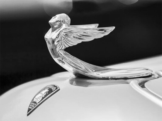 10 самых узнаваемых автомобильных маскотов — фигурок-талисманов на капотах машин — Plymouth у Chrysler. 2