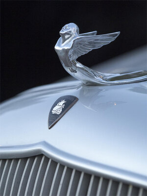 10 самых узнаваемых автомобильных маскотов — фигурок-талисманов на капотах машин — Plymouth у Chrysler. 3