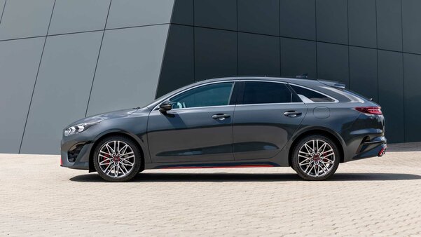 KIA обновила линейку Ceed: новый дизайн фар, решётки и бампера, но старые моторы