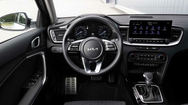 KIA обновила линейку Ceed: новый дизайн фар, решётки и бампера, но старые моторы