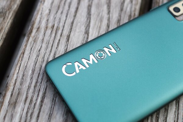 Хорошие камеры бывают и в среднем сегменте. Обзор смартфона Tecno Camon 17P — Комплектация и внешний вид. 10