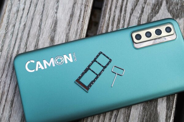 Хорошие камеры бывают и в среднем сегменте. Обзор смартфона Tecno Camon 17P — Комплектация и внешний вид. 13