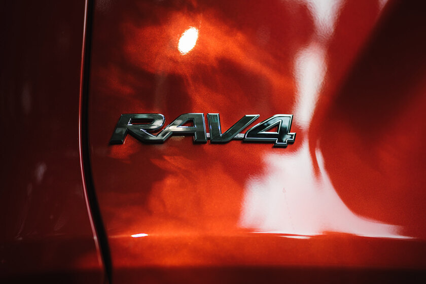Бестселлер от Toyota, но есть вопросы. Тест-драйв RAV4 (2020)