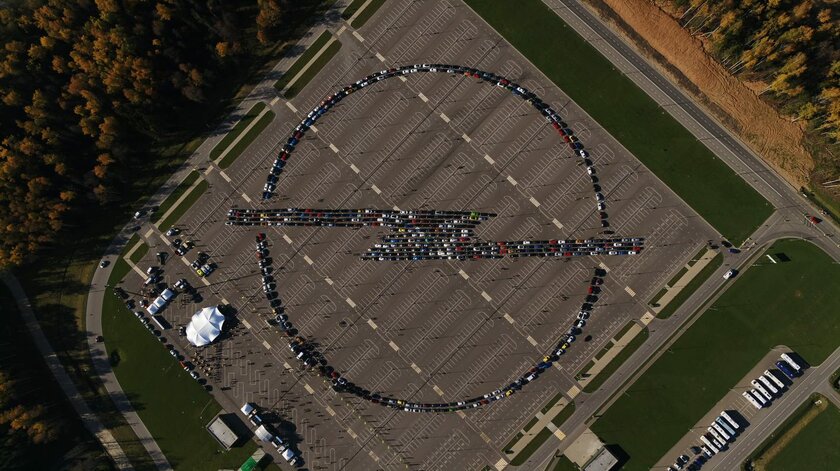 В Подмосковье прошёл Opel Fest, где владельцы автомобилей Opel собрались для мирового рекорда