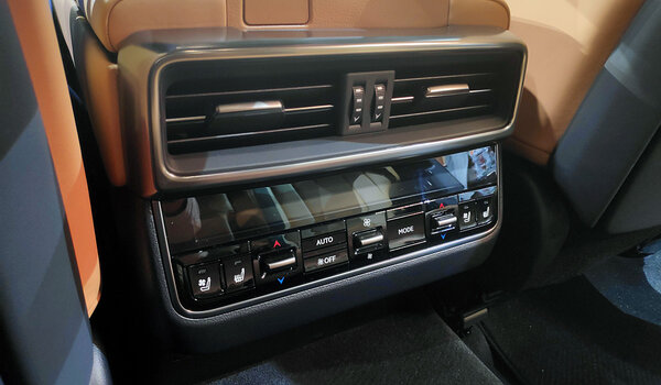 Представлен новый Lexus LX: битурбомоторы V6 и VIP-версия с раздельными креслами и дисплеем в подлокотнике