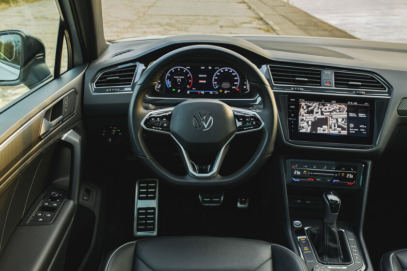 Малый повзрослел. Тест-драйв заряженного Volkswagen Tiguan R-Line (2021) — Интерьер и удобство внутри. 1