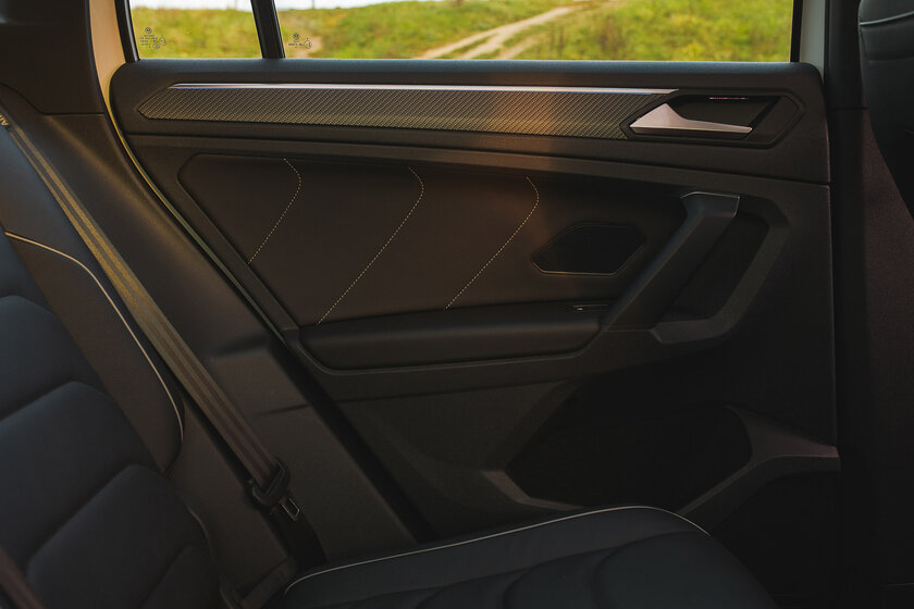Малый повзрослел. Тест-драйв заряженного Volkswagen Tiguan R-Line (2021) — Интерьер и удобство внутри. 37