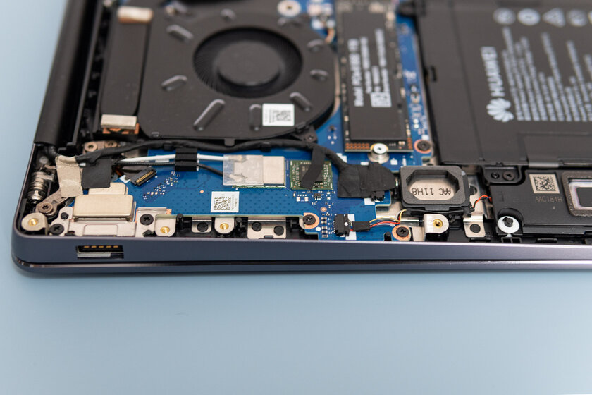 Huawei в очередной раз поднимает планку ультрабуков. Обзор MateBook 14s — Мощная зарядка и полный комплект портов. 3