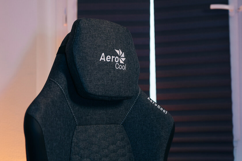 Дышащая ткань и мягкие подлокотники: обзор AeroCool CROWN AeroWeave