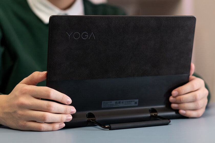 Планшет со встроенной ручкой-подставкой — гениально. Обзор Lenovo Yoga Tab 13 — Внешний вид и эргономика. 6