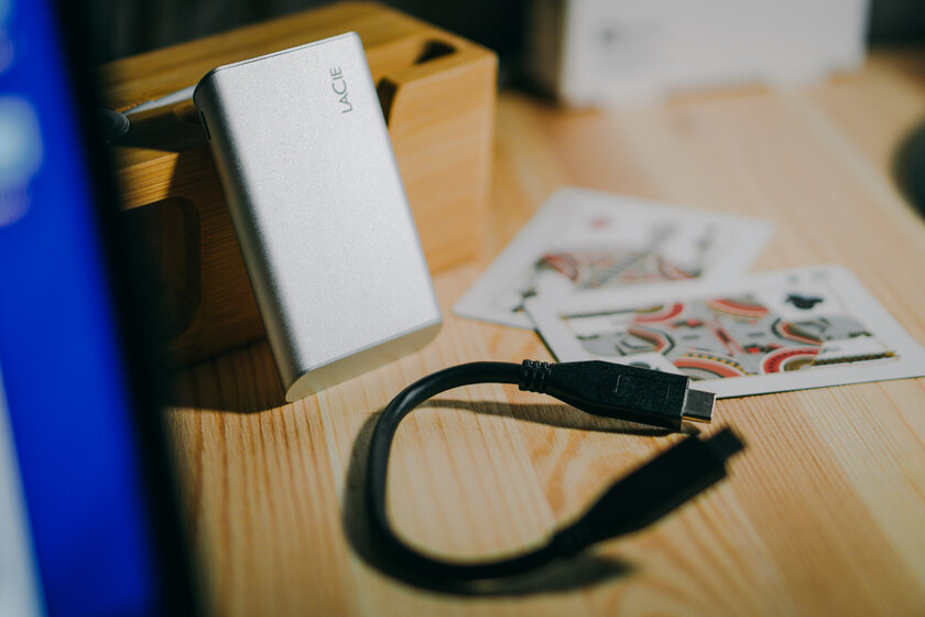 Спичечный коробок на 1 ТБ: обзор миниатюрного LaCie Portable SSD — Комплектация. 1