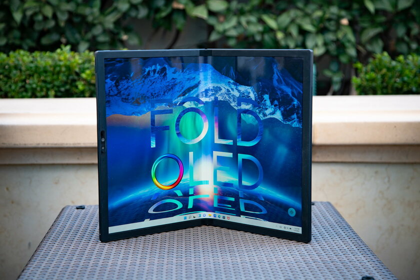 ASUS показала складной OLED-планшет диагональю 17 дюймов