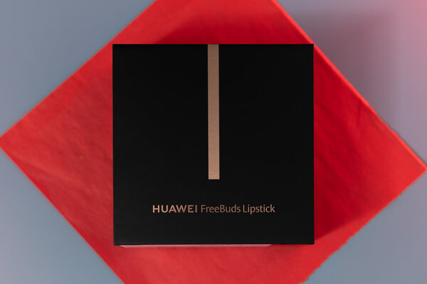 Эти наушники Huawei похожи на помаду. Тестирую FreeBuds Lipstick — Распаковка. 1