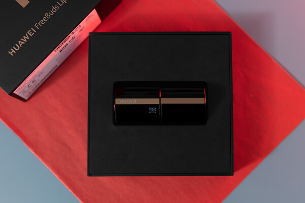 Эти наушники Huawei похожи на помаду. Тестирую FreeBuds Lipstick — Распаковка. 2