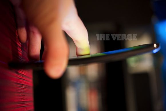 Живые фотографии смартфона LG G Flex с изогнутым дисплеем
