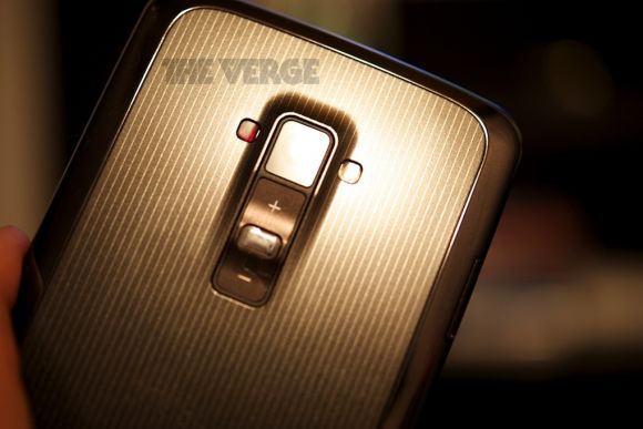 Живые фотографии смартфона LG G Flex с изогнутым дисплеем