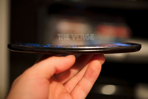 Живые фотографии смартфона LG G Flex с изогнутым дисплеем