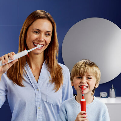 В душе мечтает каждый любитель техники. 11 идей подарков на 14 февраля — Oral-B Pro 3 — максимально технологичная зубная щетка. 2