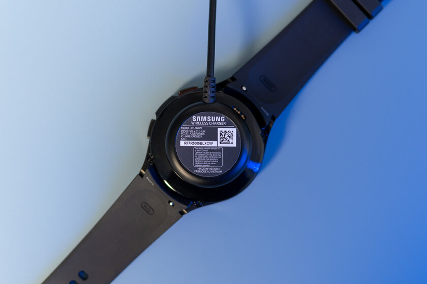 Спорю, это лучшие смарт-часы для Android. Обзор Galaxy Watch4 Classic LTE 46 мм — Автономность и зарядка. 1