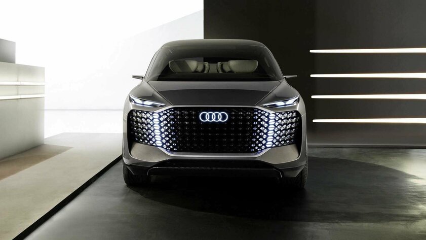 Audi представила концепт уникального минивэна: 750 км пробега и красная дорожка у дверей