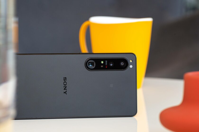 Обзор Sony Xperia 1 IV: шикарный смартфон со странными недостатками — Обновлённая тройная камера с плавным зумом. 1