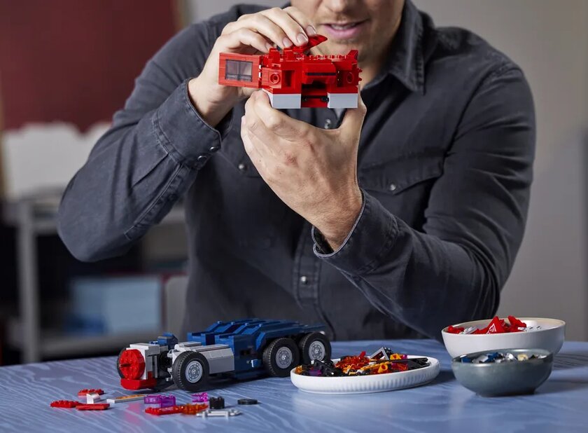 LEGO представила фигурку Оптимуса Прайма: он умеет трансформироваться в грузовик