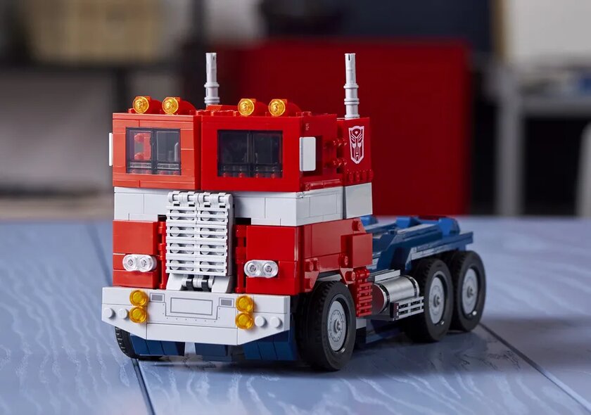 LEGO представила фигурку Оптимуса Прайма: он умеет трансформироваться в грузовик