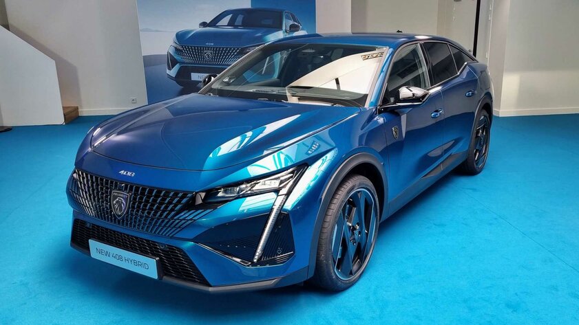 Необычная решётка, огромные экраны и стильный кузов: Stellantis представила Peugeot 408