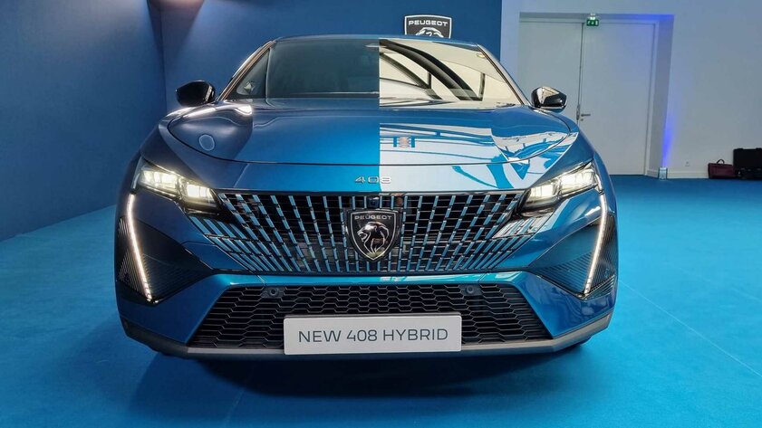 Необычная решётка, огромные экраны и стильный кузов: Stellantis представила Peugeot 408
