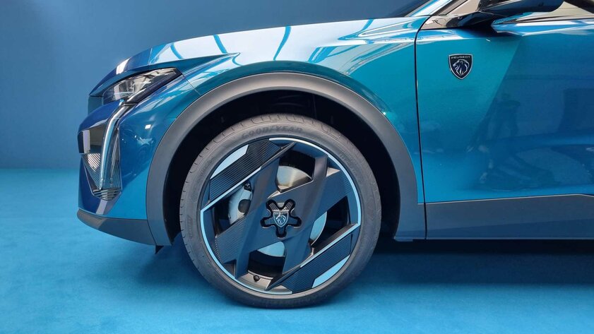 Необычная решётка, огромные экраны и стильный кузов: Stellantis представила Peugeot 408