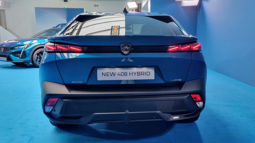 Необычная решётка, огромные экраны и стильный кузов: Stellantis представила Peugeot 408