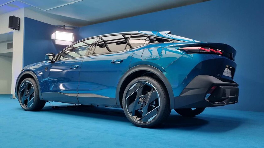 Необычная решётка, огромные экраны и стильный кузов: Stellantis представила Peugeot 408