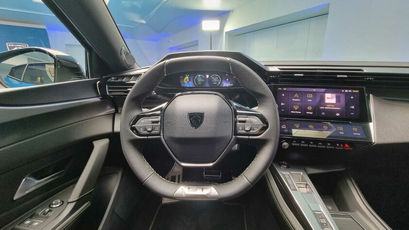 Необычная решётка, огромные экраны и стильный кузов: Stellantis представила Peugeot 408