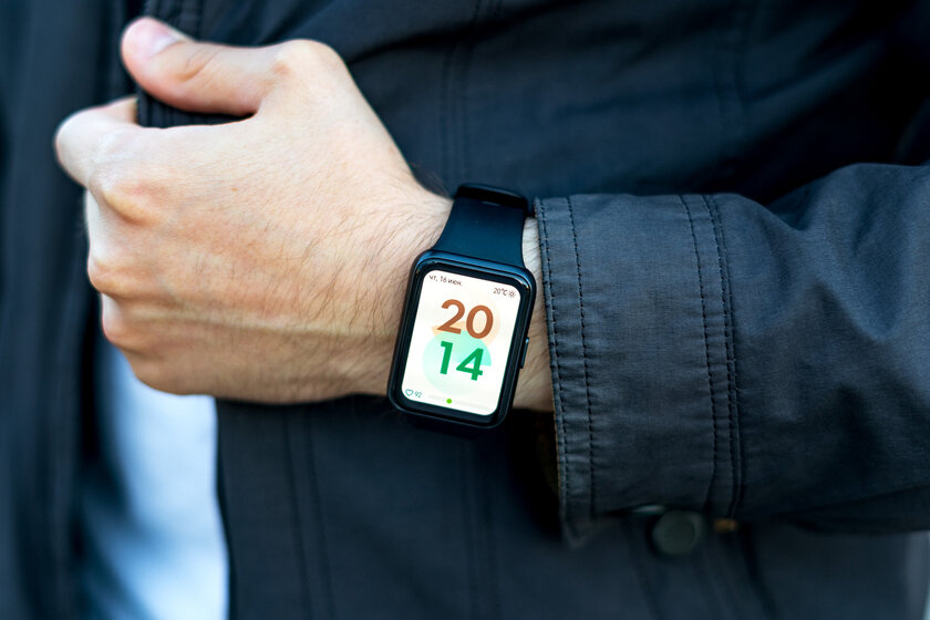 Лучшее от фитнес-браслетов и умных часов. Обзор Huawei Watch Fit 2 — Экран. 1