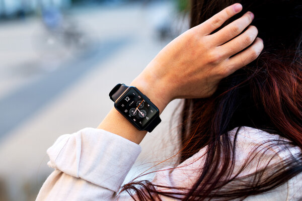 Лучшее от фитнес-браслетов и умных часов. Обзор Huawei Watch Fit 2 — Эргономика. 1