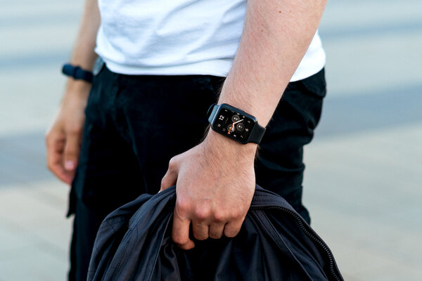 Лучшее от фитнес-браслетов и умных часов. Обзор Huawei Watch Fit 2 — Эргономика. 2