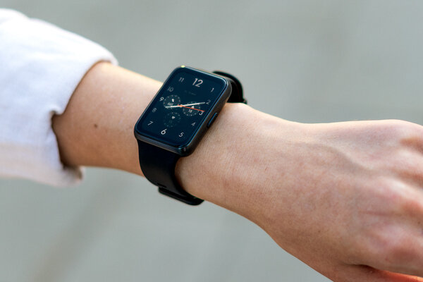 Лучшее от фитнес-браслетов и умных часов. Обзор Huawei Watch Fit 2 — Эргономика. 6