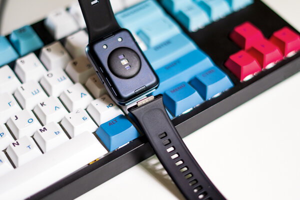 Лучшее от фитнес-браслетов и умных часов. Обзор Huawei Watch Fit 2 — Эргономика. 11
