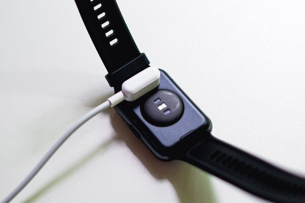 Лучшее от фитнес-браслетов и умных часов. Обзор Huawei Watch Fit 2 — Автономность. 3