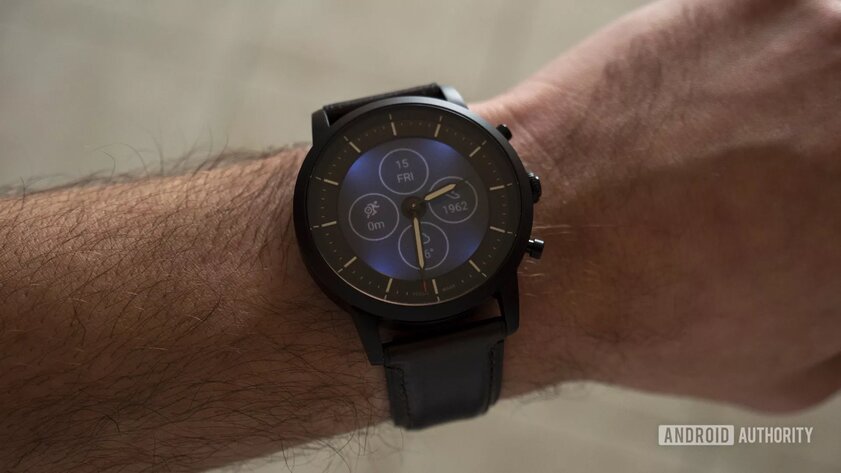 Когда хочешь умные часы, но обожаешь стрелки: обзор Fossil Hybrid HR — Дизайн и дисплей. 3