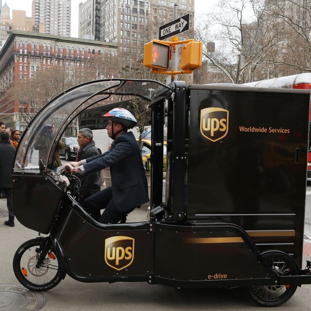 Amazon использует электрические велосипеды с прицепом для доставки грузов