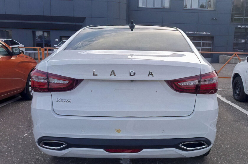 Новая Lada Vesta уже у дилеров: в сети появились живые фото