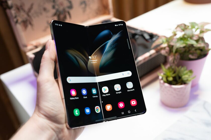 Флагманский чип, тонкий корпус и многооконность: Samsung представила Galaxy Z Fold 4