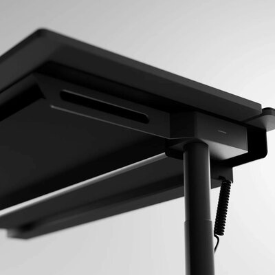 Умный стол от Lumina имеет встроенный OLED-экран. Выглядит, как в научной фантастике