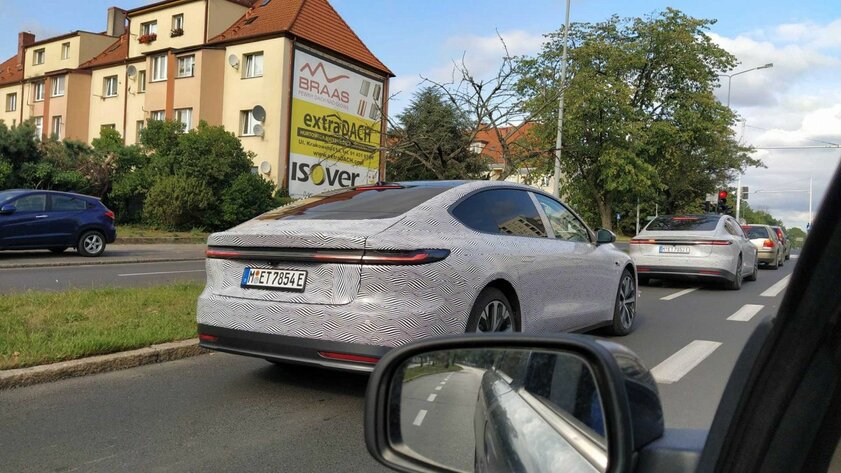 Китайский автопром уже покоряет Европу: Nio тестирует ET7 на дорогах Польши