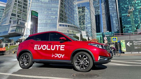 В Москве представили три серийных электрокара российской Tesla