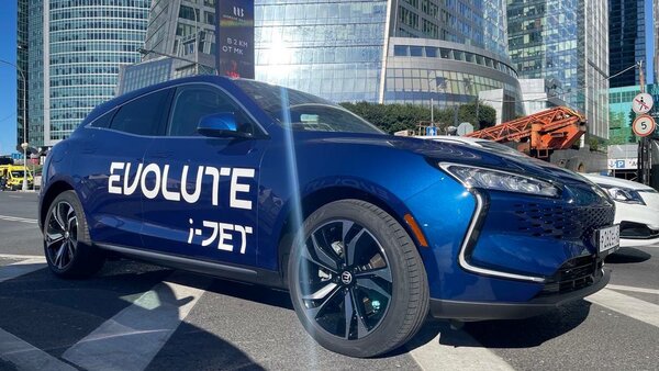 В Москве представили три серийных электрокара российской Tesla